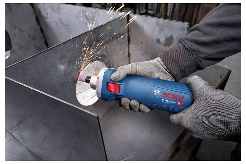 Eine Person mit Handschuhen verwendet eine Bosch Professional Winkelschleifer, der Funken ausstößt, um ein Metallblech in einer Werkstattumgebung zu durchtrennen.