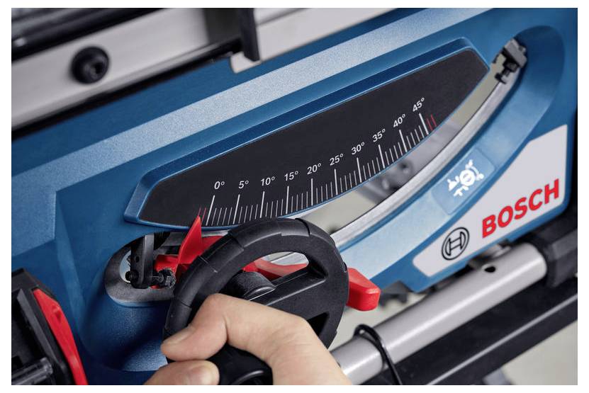 Hand, die den Winkel an einem Bosch-Elektrowerkzeug mit einem markierten Messgerät einstellt, das Winkel von 0 bis 45 Grad anzeigt.