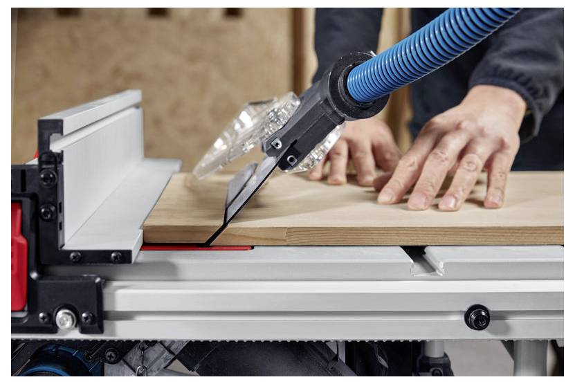 Eine Person benutzt eine Kreissäge, um ein Holzbrett zu schneiden, wobei die Hände das Brett entlang der Schnittlinie führen. Sicherheitsmerkmale sind sichtbar.