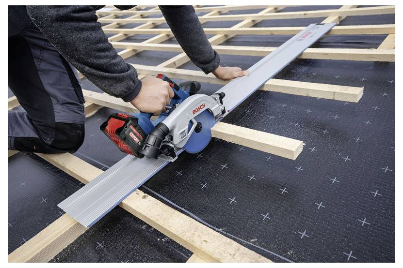 Eine Person verwendet eine Kreissäge, um Holzbretter auf einem im Bau befindlichen Dach zu schneiden und dabei präzise Ausrichtung und handwerkliche Fähigkeiten zu demonstrieren.