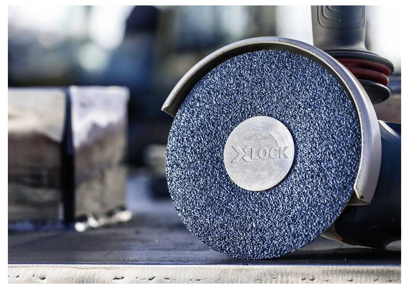 Eine Nahaufnahme einer blauen, strukturierten Winkelschleifer-Scheibe mit dem Wort 'Lock', die sich auf die Oberfläche und Details des Werkzeugs konzentriert.