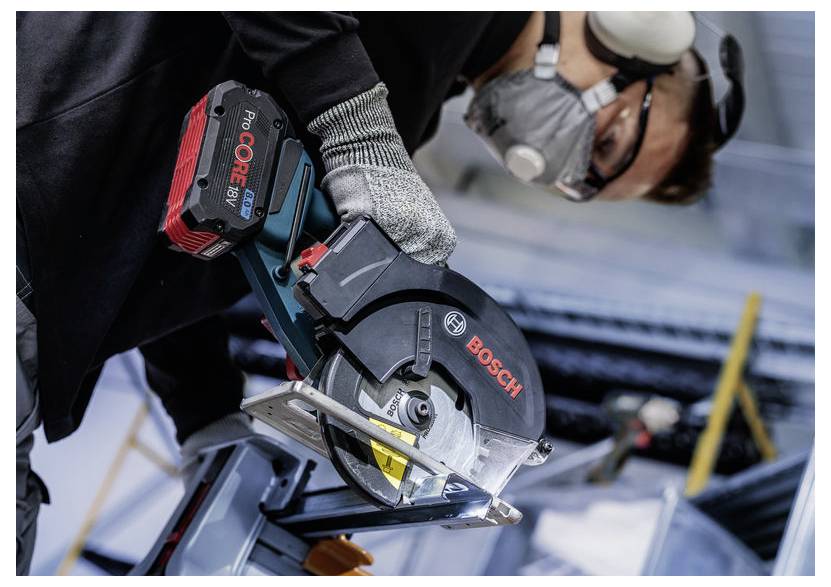 Eine Person mit Sicherheitsausrüstung verwendet eine Bosch-Kreissäge, um Material zu zersägen und dabei sichere Arbeitspraktiken in einer Werkstattumgebung zu veranschaulichen.