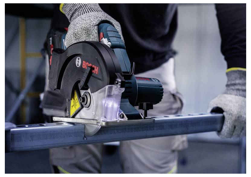 Eine Person mit Schutzhandschuhen verwendet eine Kreissäge, um einen Metallträger zu schneiden, wobei der Fokus auf Sicherheit in Bezug auf Griff und Positionierung liegt.