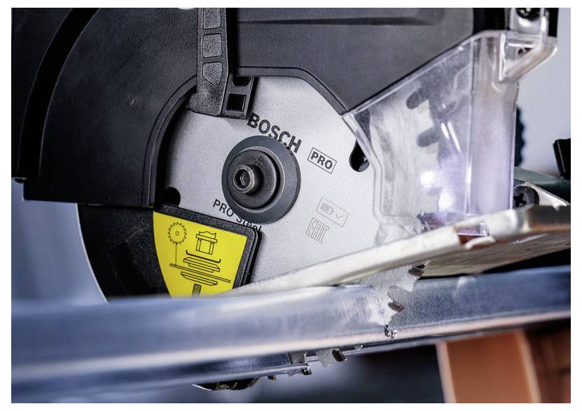 Bosch Pro Sägeblatt schneidet durch Metall.