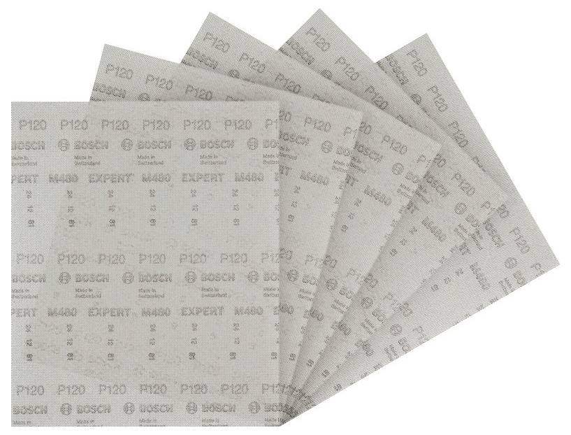 Bosch-Expert-P120-Schleifblätter, in einem gefächerten Arrangement präsentiert, wobei ihre Textur und Gitterstruktur deutlich sichtbar sind.