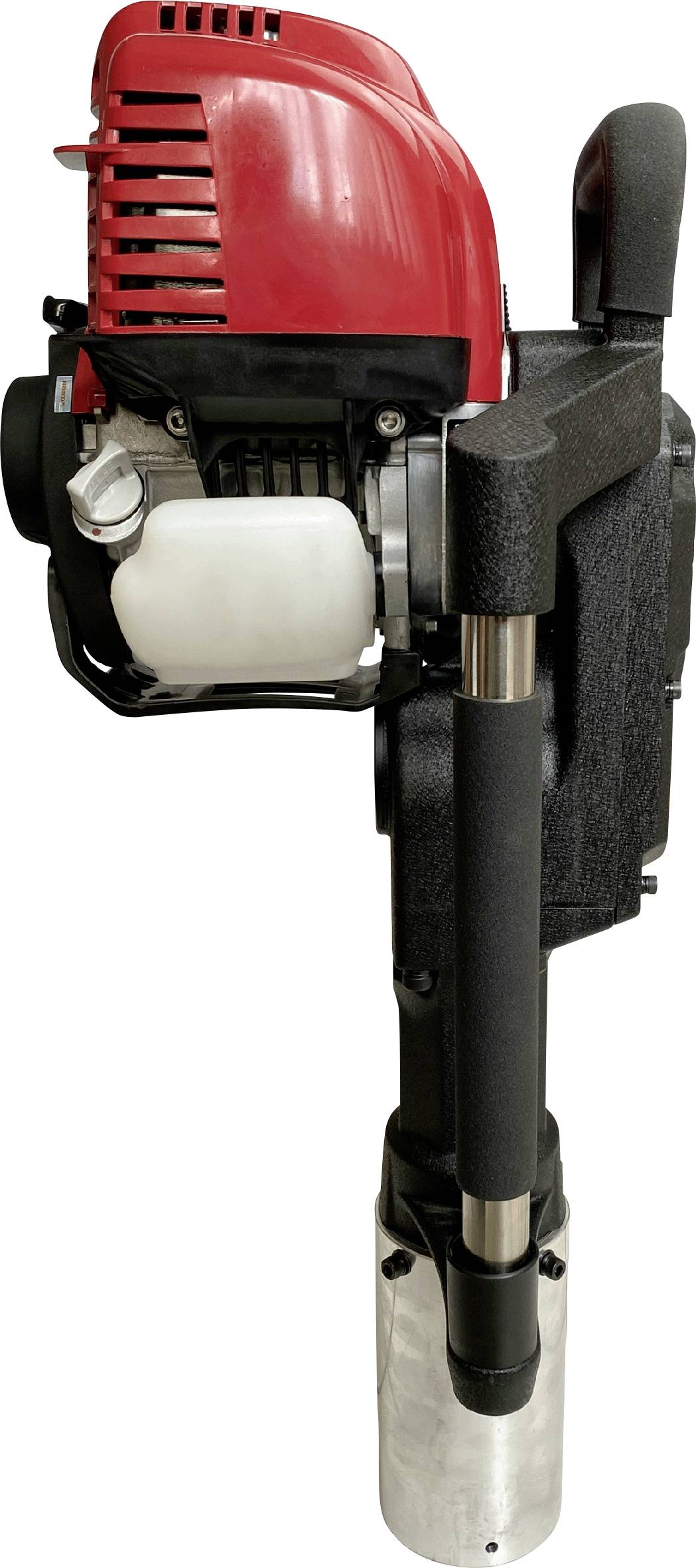 Ein rot-schwarzes, tragbares Maschinengerät mit weißem Kraftstofftank, entwickelt für schwere Arbeiten, ausgestattet mit ergonomischen Griffen und robuster Konstruktion.