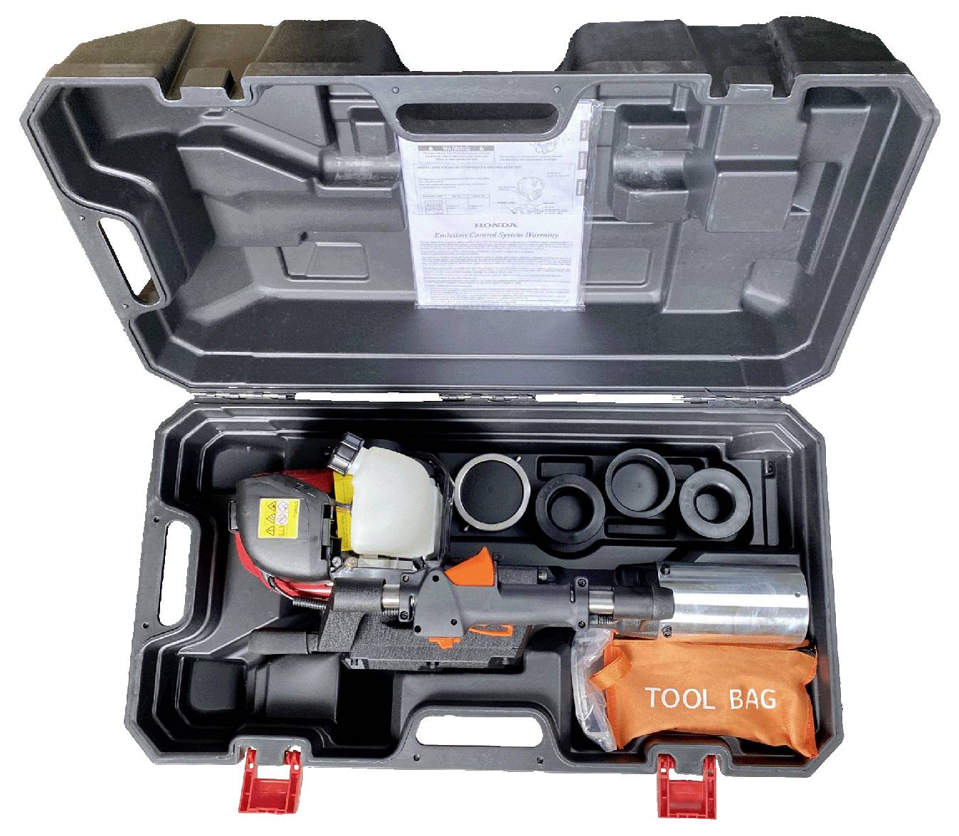 Eine offene schwarze Plastikbox enthält ein mechanisches Werkzeug mit einer großen Metalldüse, einen Flüssigkeitsbehälter, verschiedene Zubehörteile und einen orangefarbenen Beutel mit der Aufschrift „WERKZEUG-TASCHE