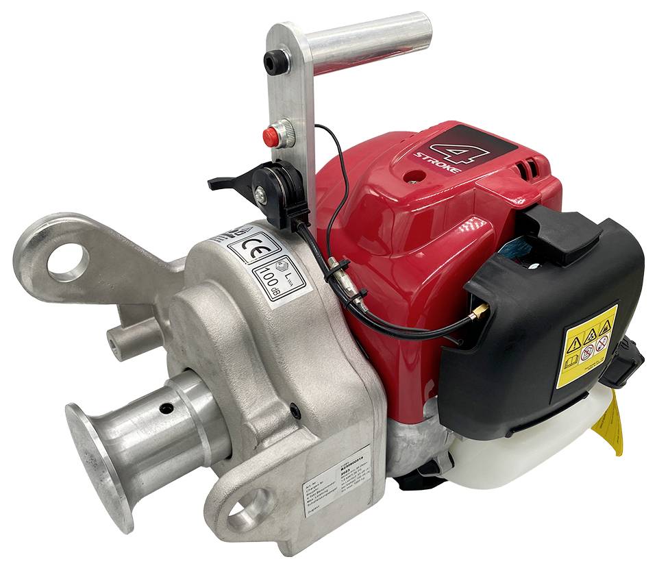 Eine kompakte, tragbare 4-Takt-Motorwinde mit rotem Motorgehäuse und Metallkomponenten, die zum mühelosen Ziehen schwerer Lasten verwendet wird.
