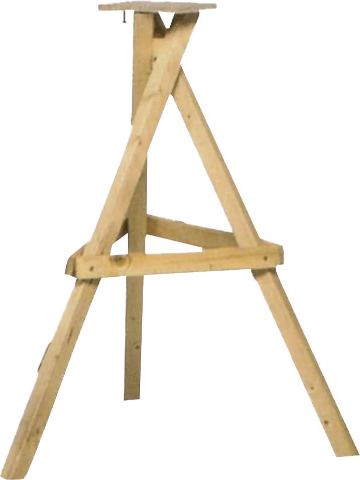 Ein hölzerner Staffelei steht auf drei Beinen mit einer unterstützenden Querstrebe, konstruiert zum Halten einer Leinwand oder Tafel zum Malen oder zur Präsentation.