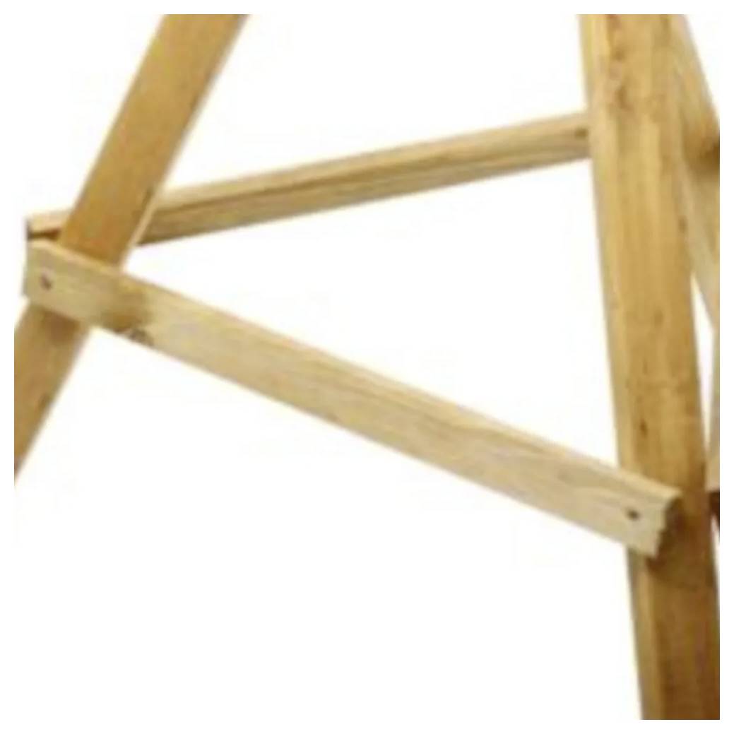 Holzstruktur mit sich kreuzenden Balken, die offensichtlich Teil eines Stützrahmens oder Staffeleis sind und aus naturbelassenem Holz gefertigt sind.