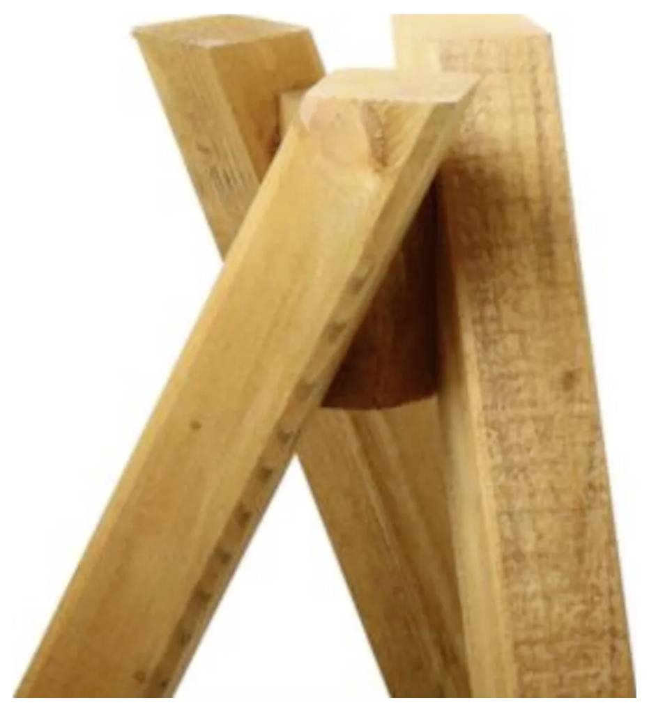 Holzbretter sind aufrecht positioniert und treffen sich am oberen Ende, wodurch eine einfache, rustikale Konstruktion entsteht.