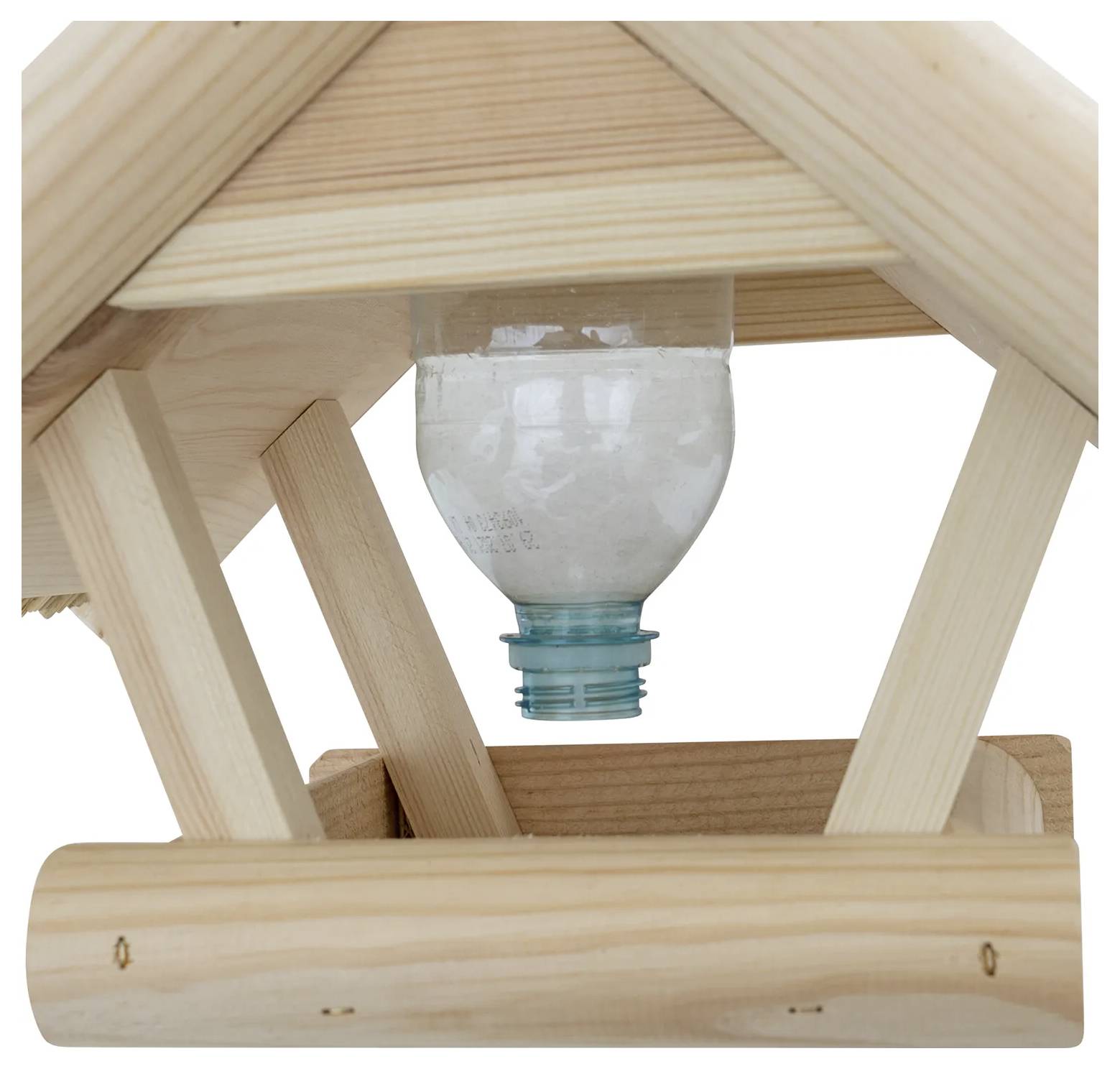 Ein Vogelfutterhaus aus Holz mit einer umgedrehten Plastikflasche, die als Vorratsbehälter für Vogelfutter dient.