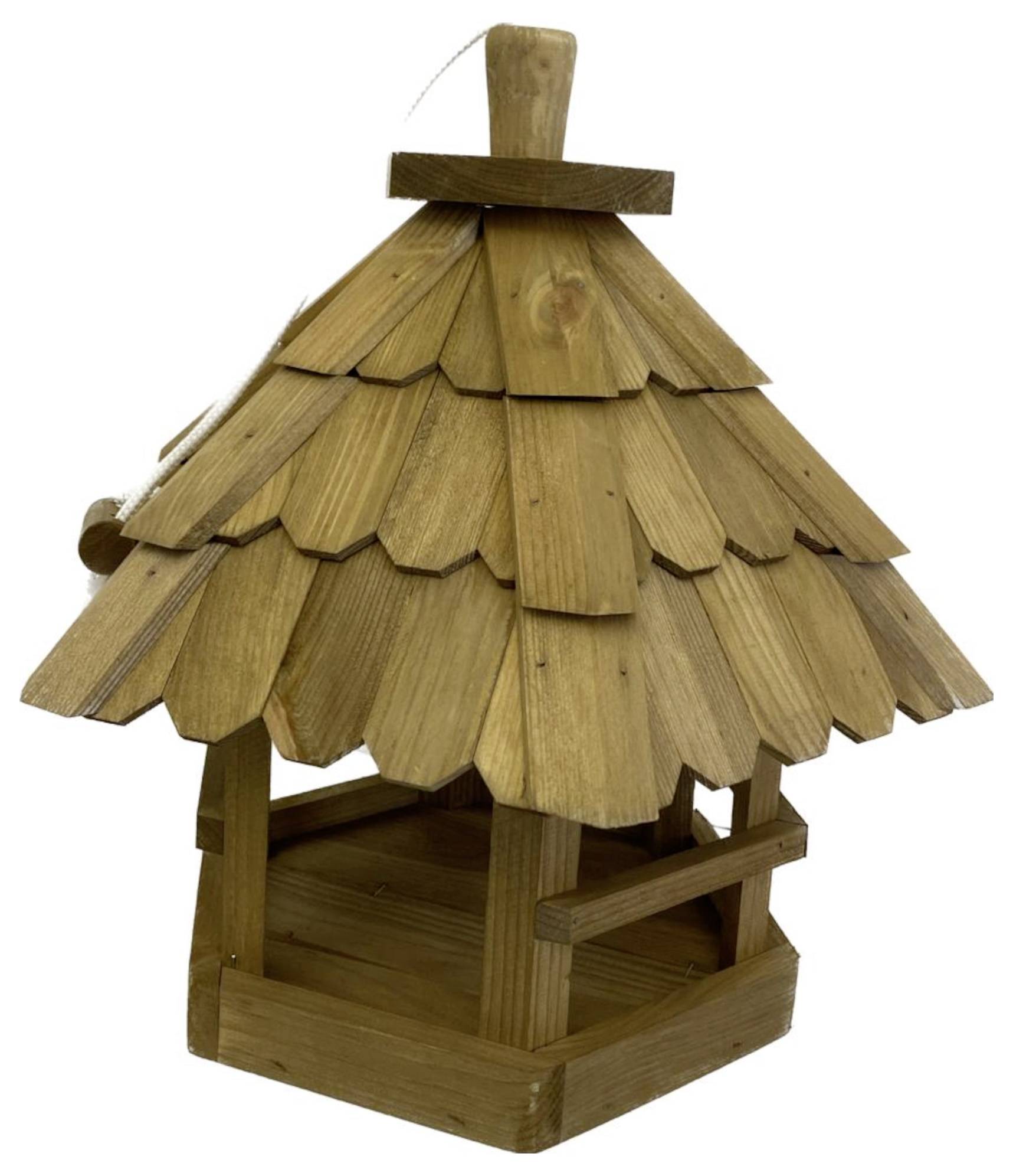 Eine Vogelhütte aus Holz mit steil geneigtem Dach und offenen Seiten, gestaltet als Nachbildung einer kleinen rustikalen Hütte.