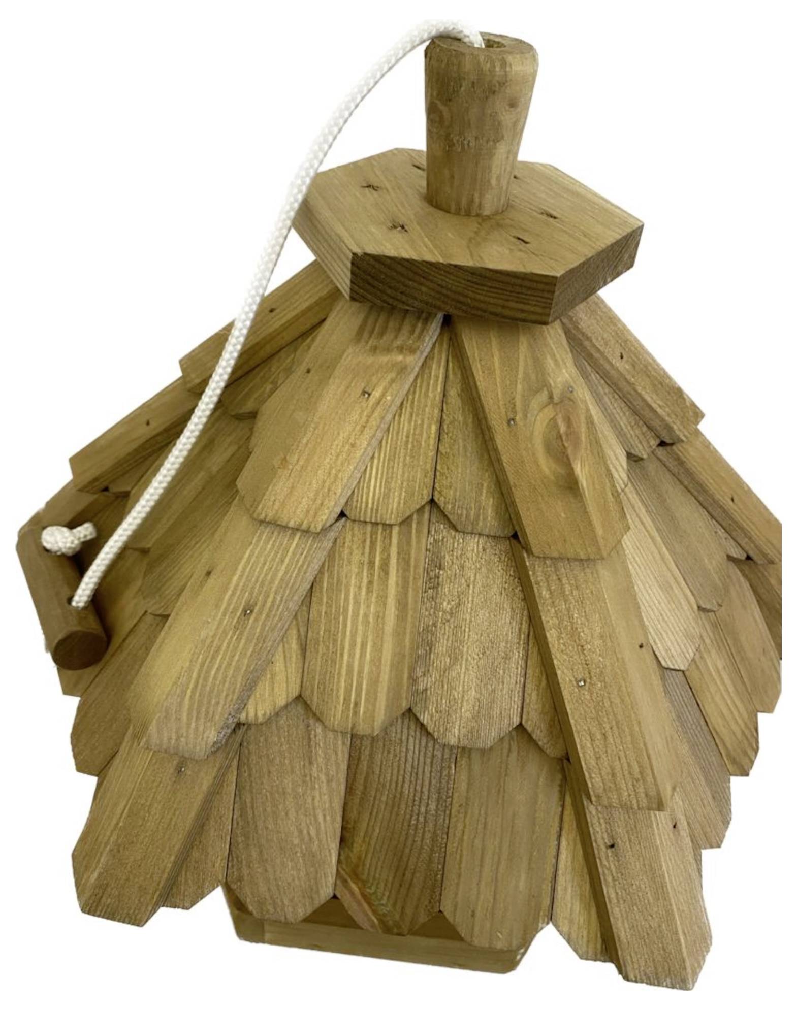 Ein Vogelhaus aus Holz mit einem Seilgriff, versehen mit einem spitzen Dach aus überlappenden Schindeln.