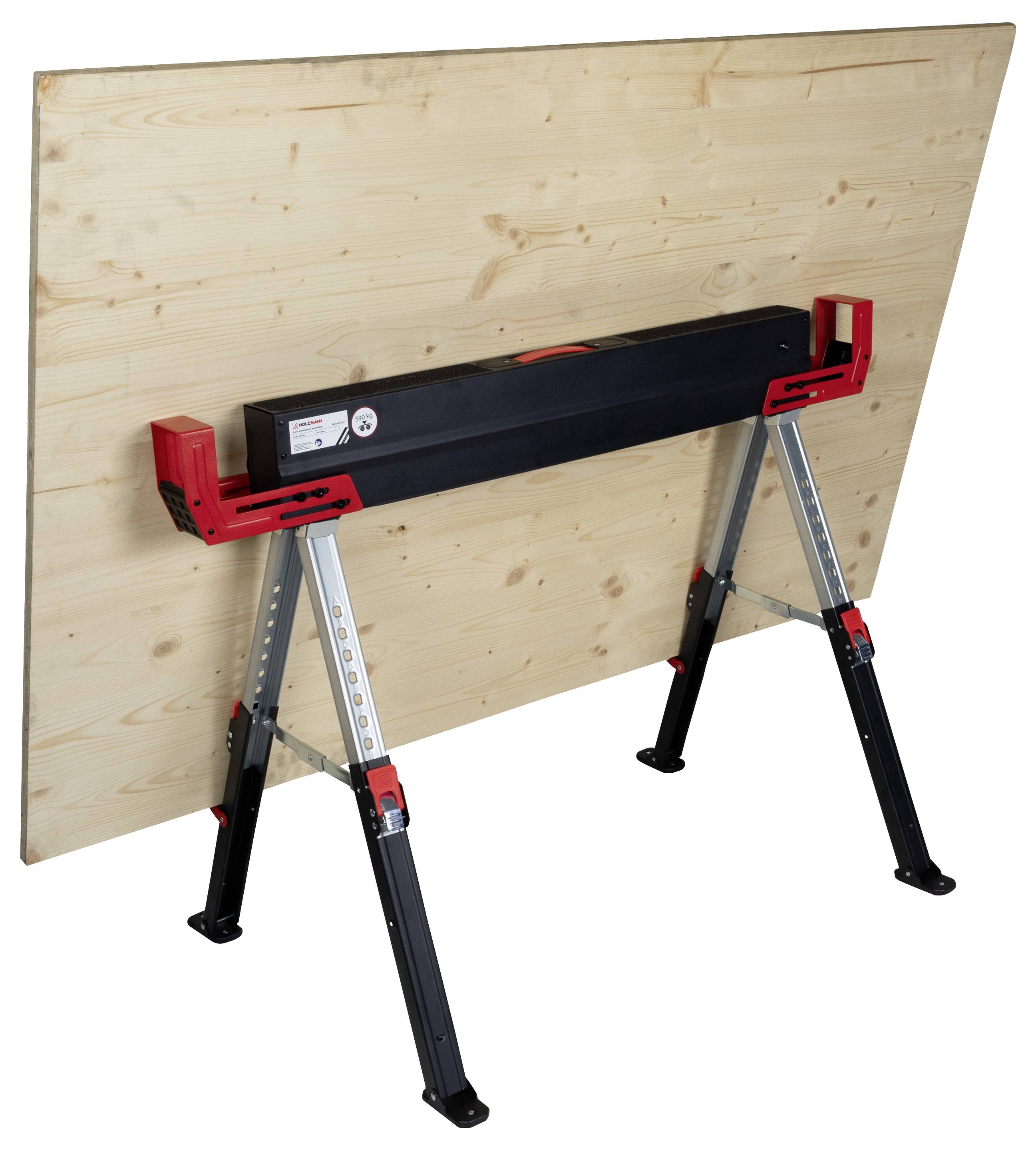 Ein Holzbrett, das von einem Metallbock mit verstellbaren Beinen gestützt wird und für Holzarbeiten oder Bauprojekte verwendet wird.