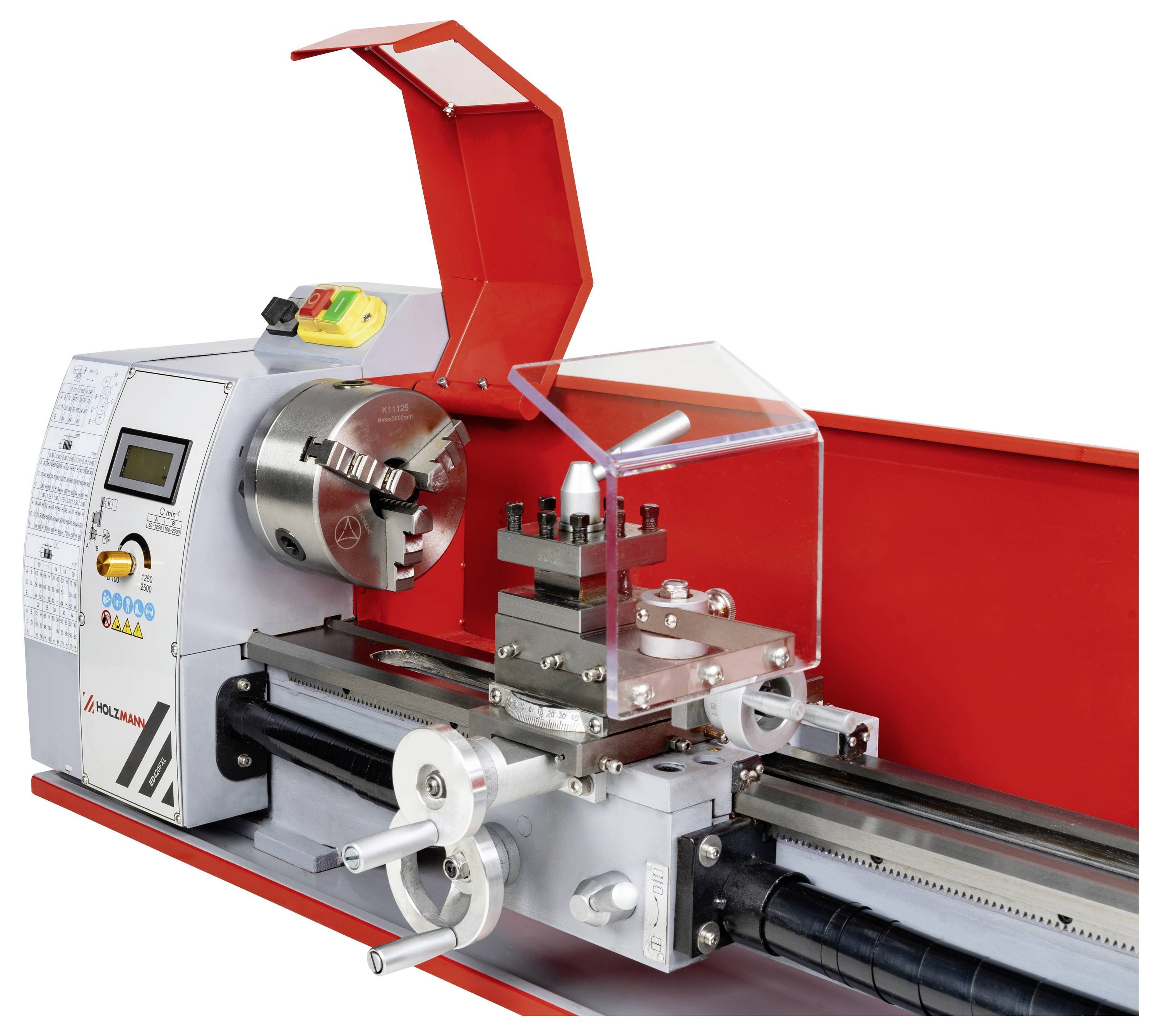 Eine Drehmaschine mit digitalem Bedienfeld und einer Schutzabdeckung über dem Bearbeitungsbereich, die zum Formen von Metallteilen verwendet wird.