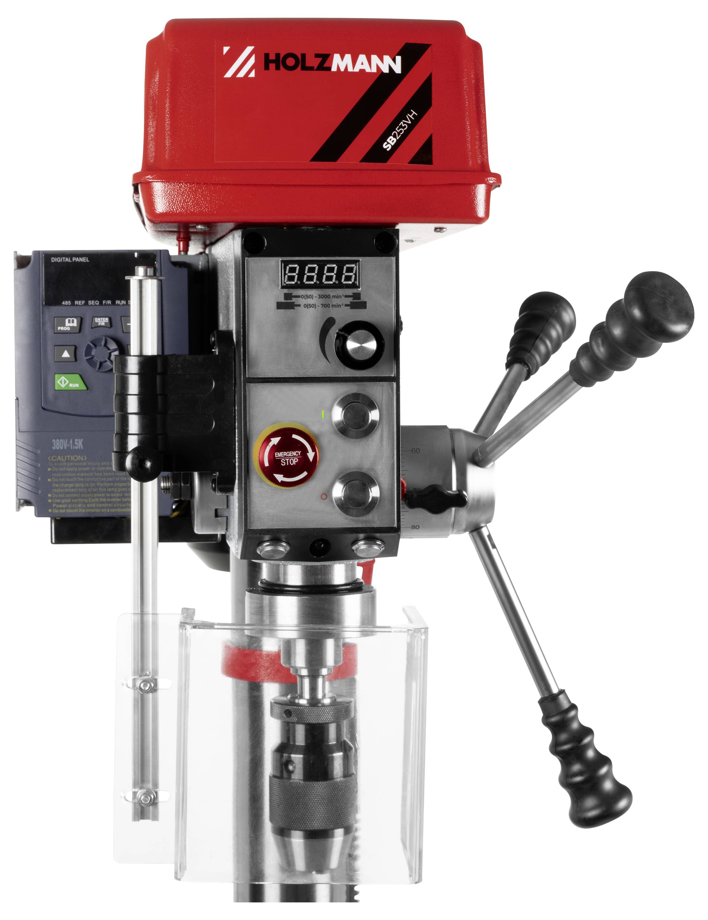 Eine rote und graue Holzmann-Bohrmaschine mit mehreren Steuerungshebeln und einer digitalen Anzeige, die für präzise Bohrvorgänge in einer Werkstatt verwendet wird.