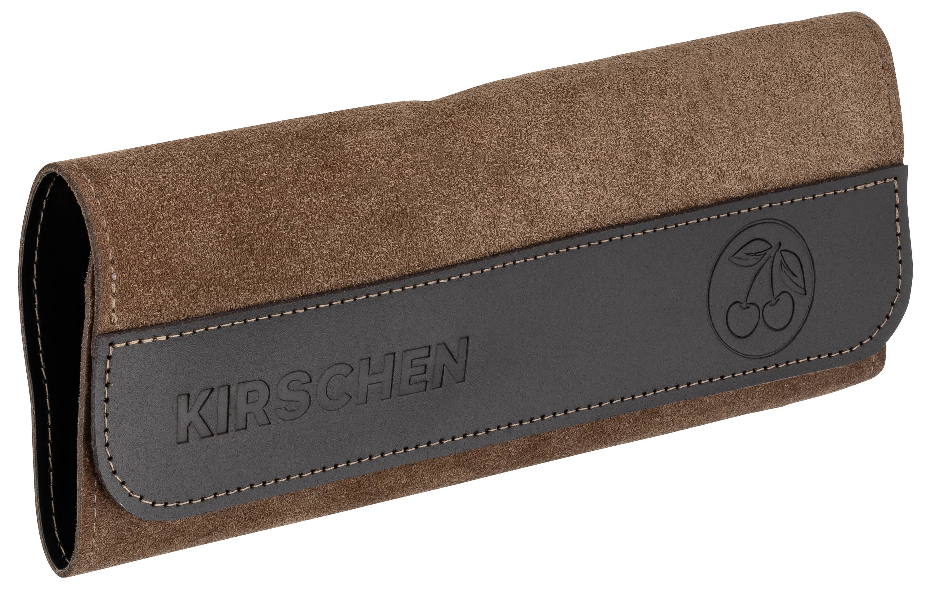 Lederutensilien-Rolle 'KIRSCHEN' mit einem Kirsch-Logo, das auf einem schwarzen Streifen geprägt ist. Die Rolle ist aus braunem Leder gefertigt und für die Aufbewahrung von Werkzeugen konzipiert.