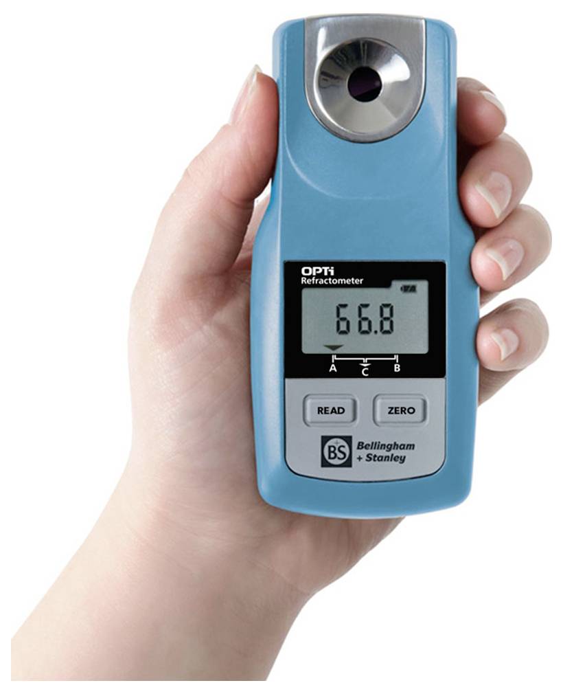 Eine Hand hält einen digitalen Refraktometer, der eine Ablesung von '66,8' anzeigt.