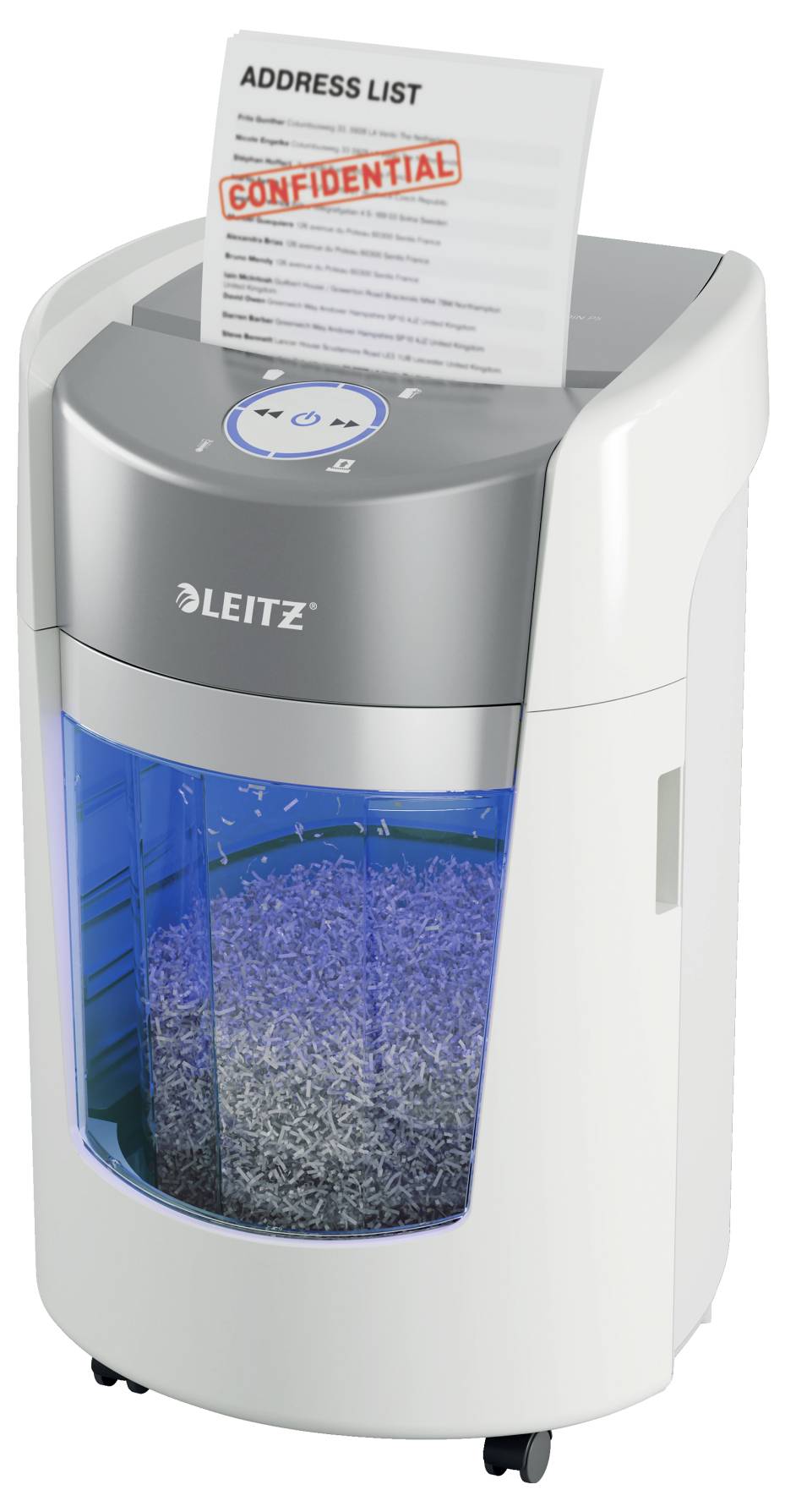 Aktenvernichter in Benutzung, wobei ein vertrauliches Dokument geschreddert wird. Das Dokument mit dem Titel 