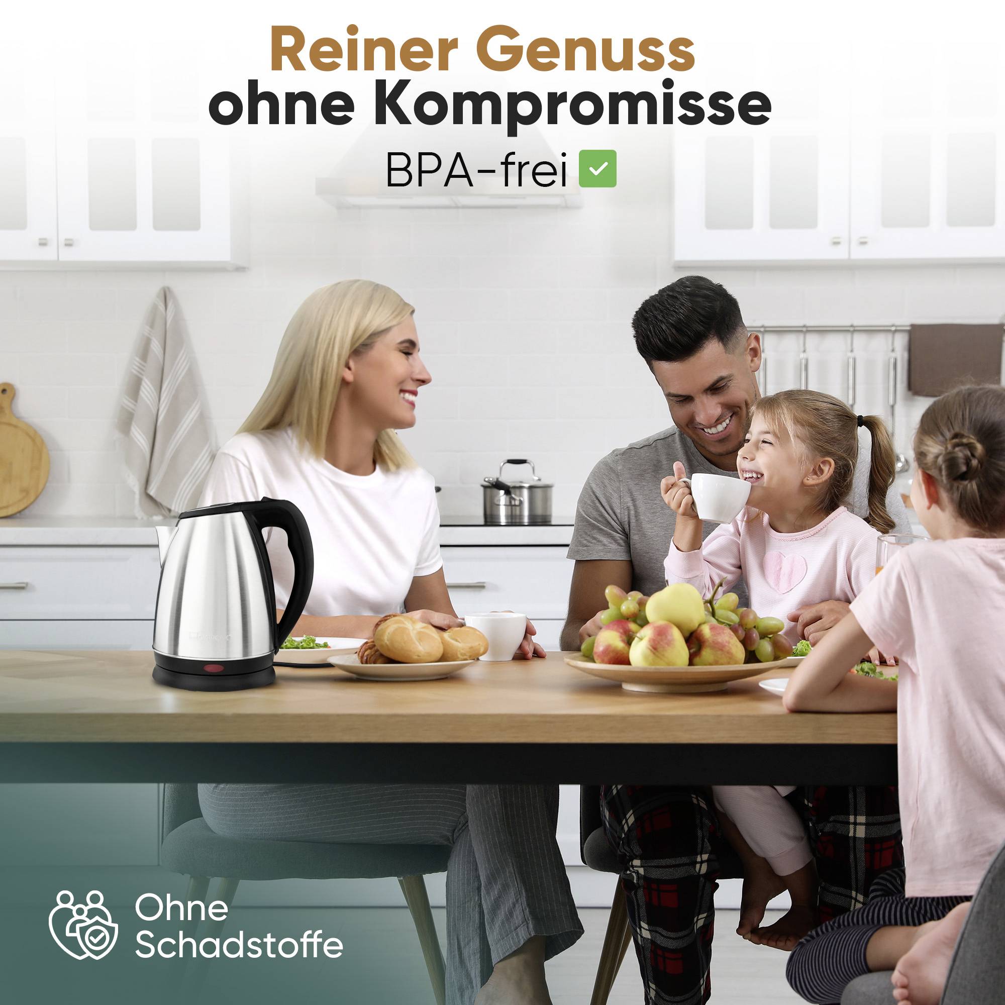 Eine Familie, die fröhlich an einem Küchentisch sitzt, mit einer Kanne und einer Schüssel Obst, wobei der Text ein ‚BPA-freies' Produkt hervorhebt.