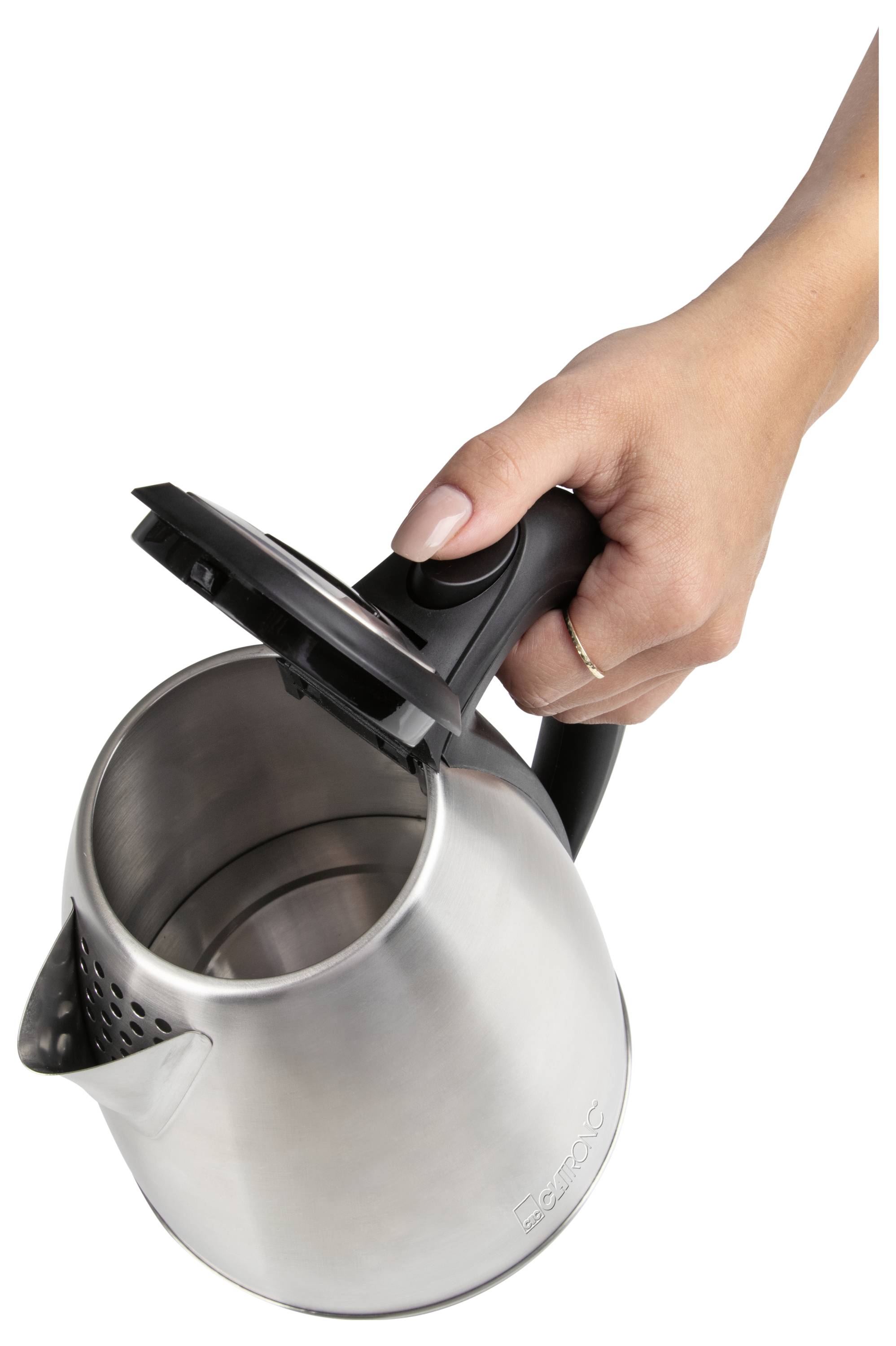 Eine Hand, die einen Wasserkocher aus Edelstahl hält und neigt, mit offenem Deckel, der das Innere des Wasserkochers zeigt.