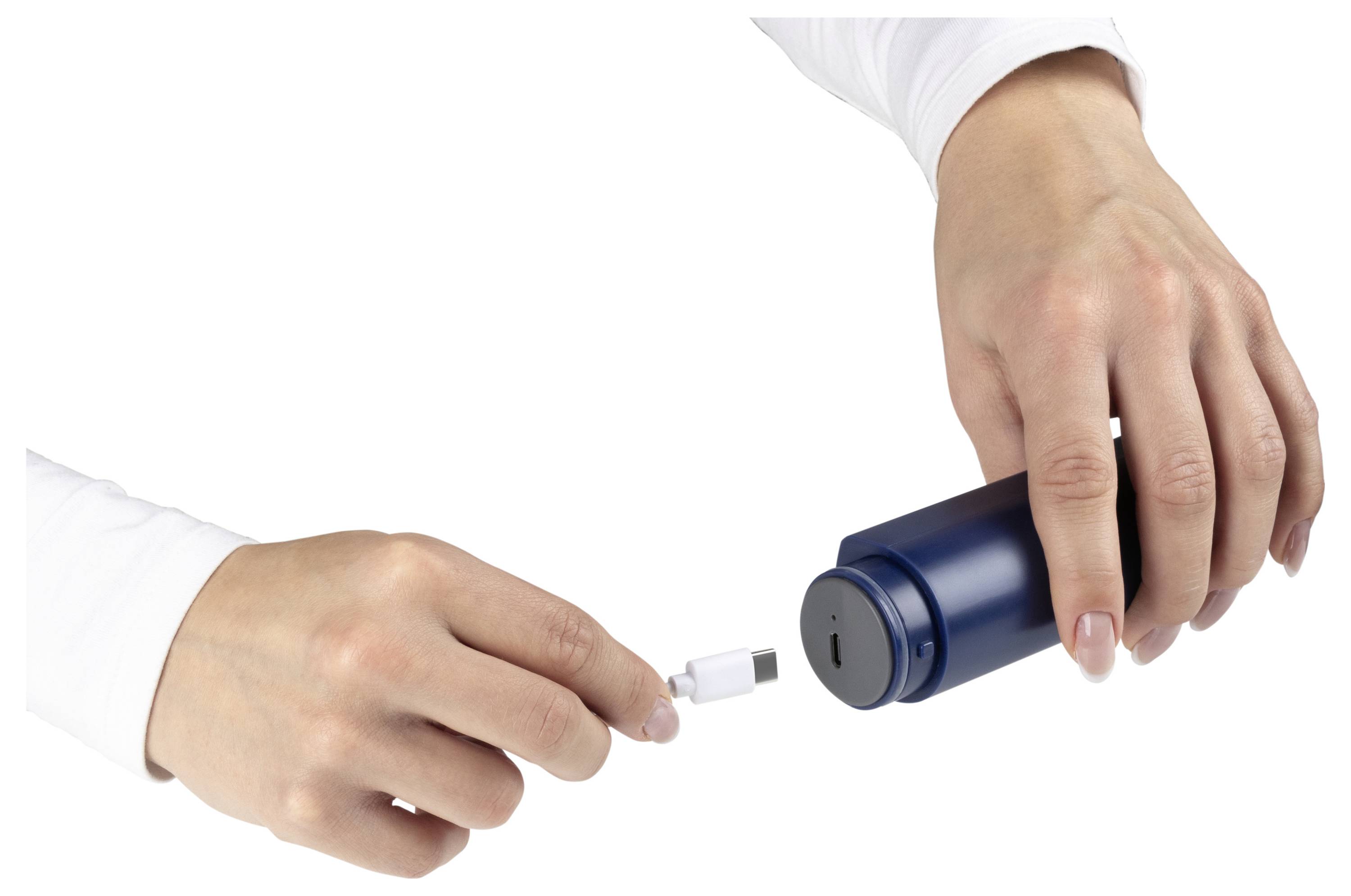 Hände, die ein USB-C-Kabel an ein zylindrisches blaues Gerät anschließen, vor einem weißen Hintergrund.