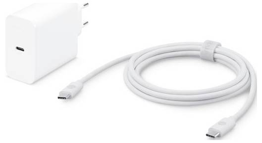 Weißer USB-C-Netzteil und USB-C-Ladekabel, aufgewickelt und mit einem Klettverschluss gesichert, nebeneinander platziert.
