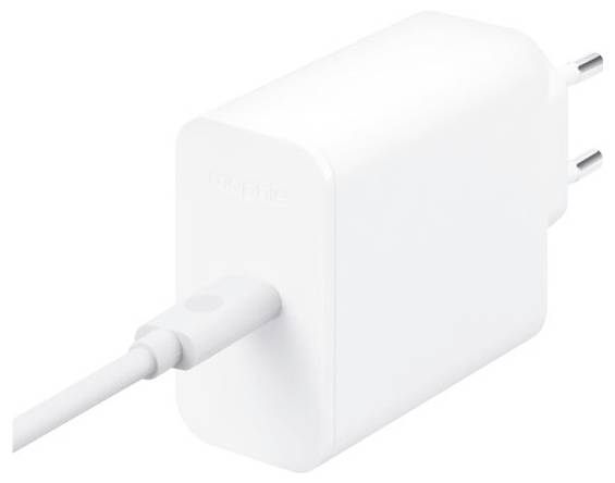 Ein weißes Netzteil mit einem europäischen Stecker ist mit einem weißen Ladekabel verbunden.