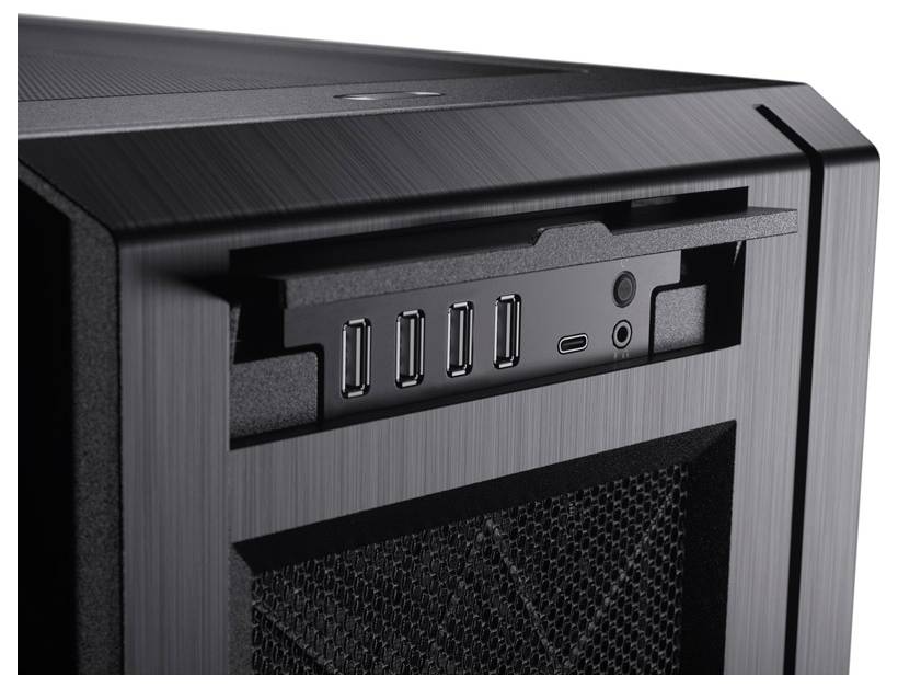 Eine Nahaufnahme eines schwarzen Computergehäuses, die den Frontbereich mit Einschaltknopf, vier USB-Anschlüssen, einem USB-C-Anschluss und einem Maschensektor zeigt.