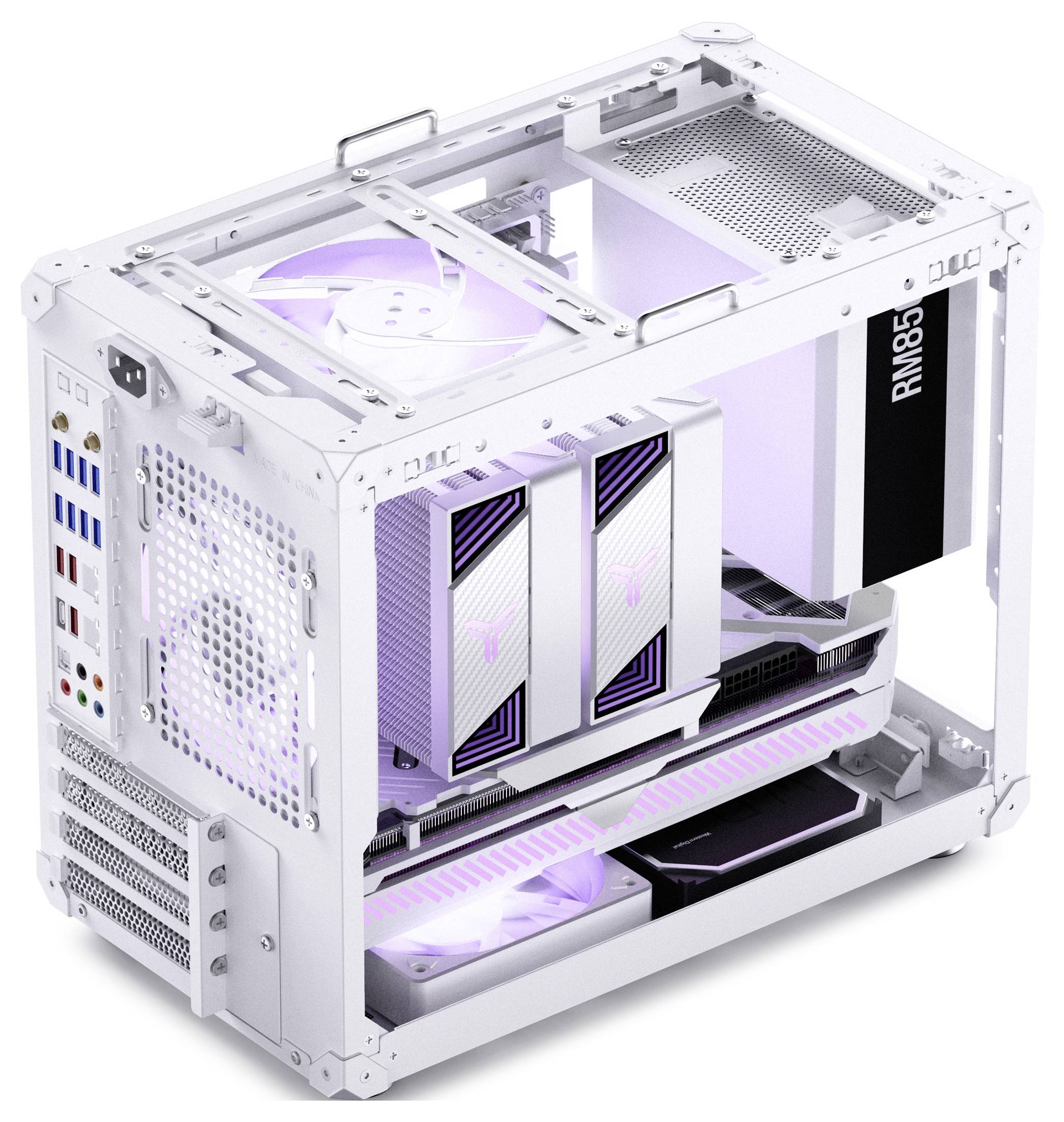 Ein weißes offenes Computergehäuse mit sichtbaren Lüftern, einem mit ‚RM85' beschrifteten Netzteil und Komponenten, ausgestattet mit LED-Beleuchtung.