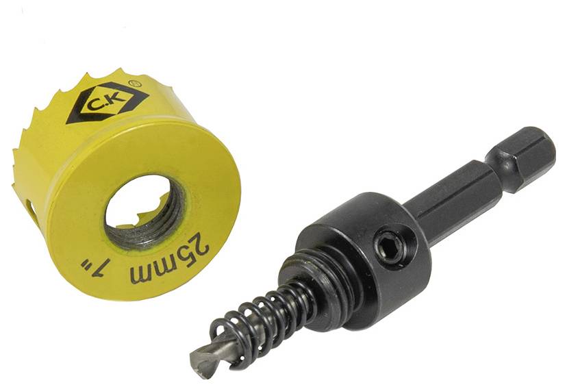 25-mm-1-Zoll gelber Kreissägebit mit gezackter Kante, neben einem schwarzen Bohrbitadapter mit komprimierter Feder und sechseckiger Basis.