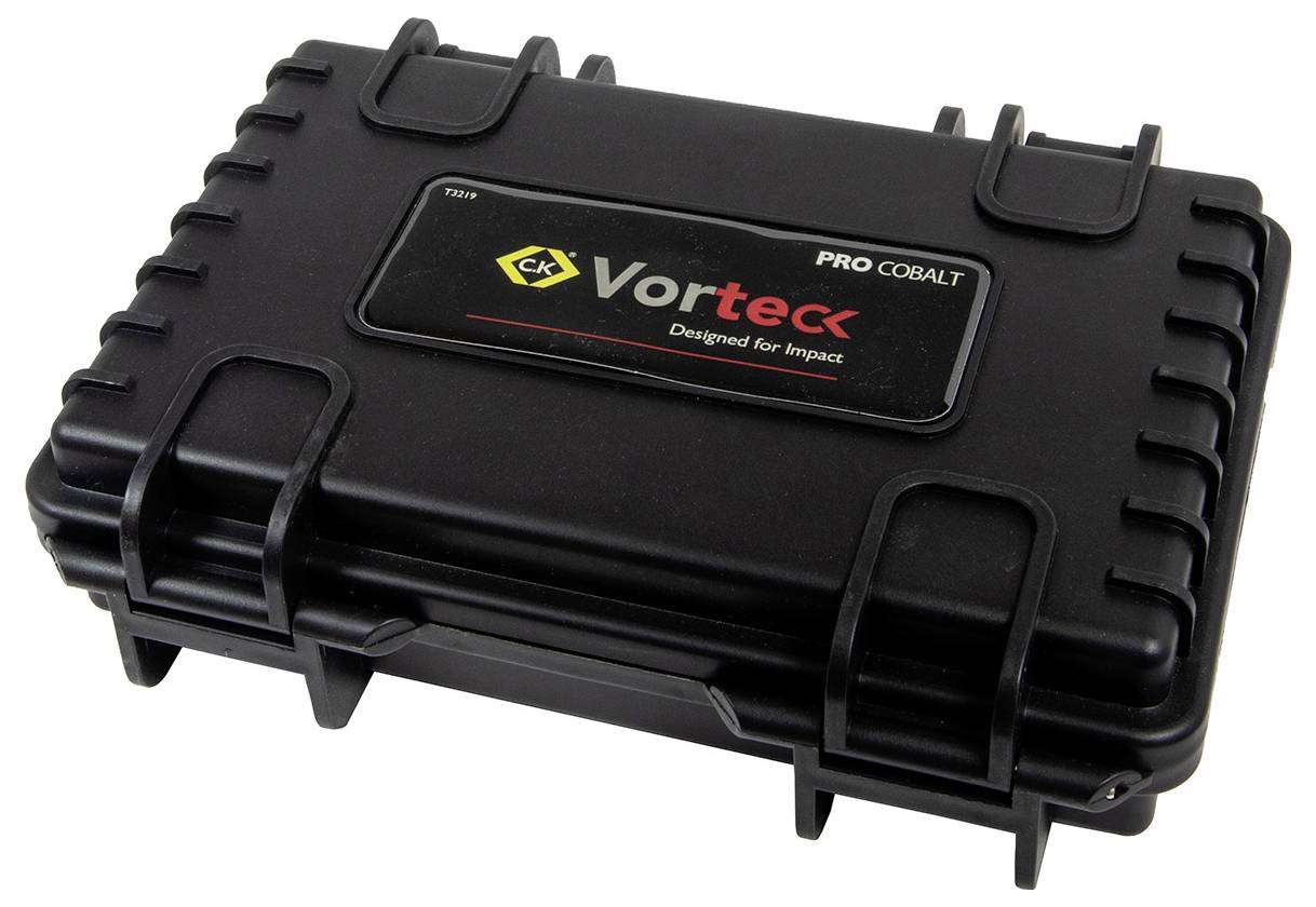 Ein schwarzer, robuster Werkzeugkoffer mit der Aufschrift 