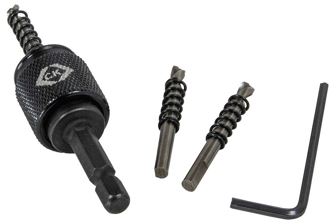 Nahaufnahme eines Senkbohrer-Sets, bestehend aus einem Bohrer, zwei verstellbaren Senkern mit Federn und einem Sechskantschlüssel, verwendet für Holzarbeiten.