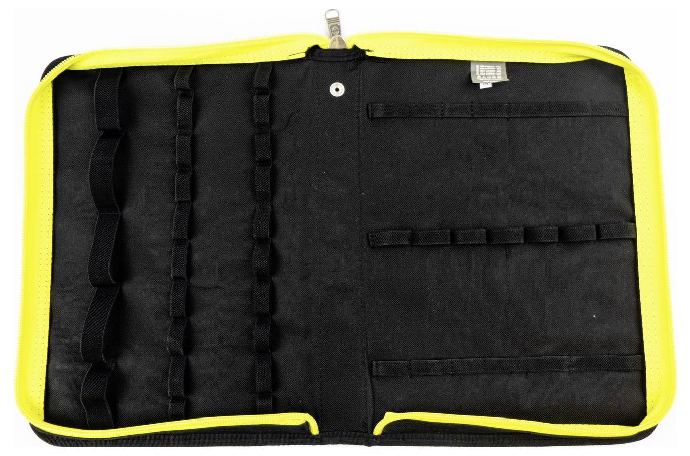 Ein offener, leerer Werkzeugorganizer mit einem leuchtend gelben Rand und schwarzen Gummischlaufen zum Befestigen verschiedener Werkzeuge und Zubehörteile.