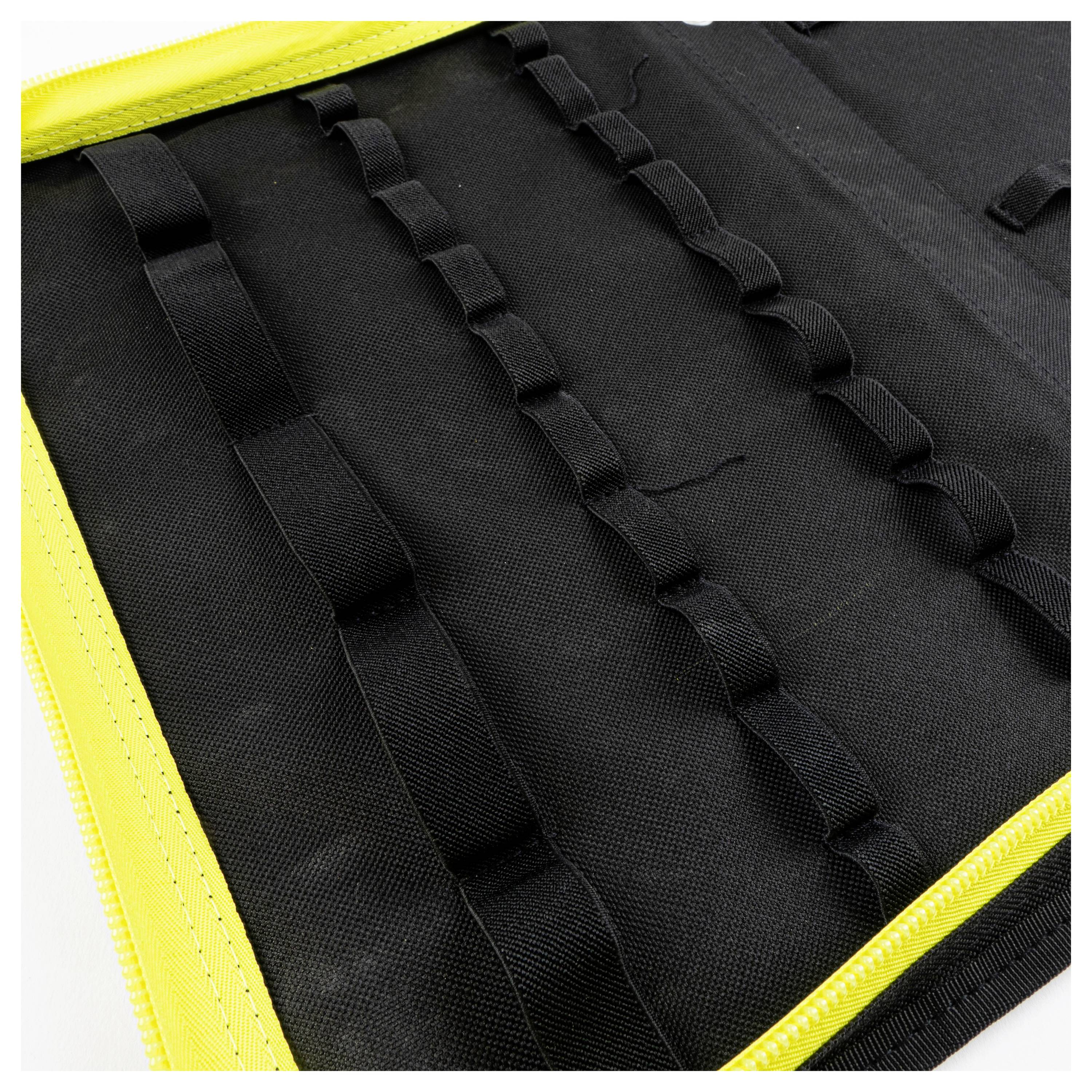 Eine schwarze Tragetasche mit einem gelben Reißverschluss, die mehrere elastische Schlaufen zum Befestigen von Gegenständen aufweist, liegt geöffnet und zeigt das Innendesign.