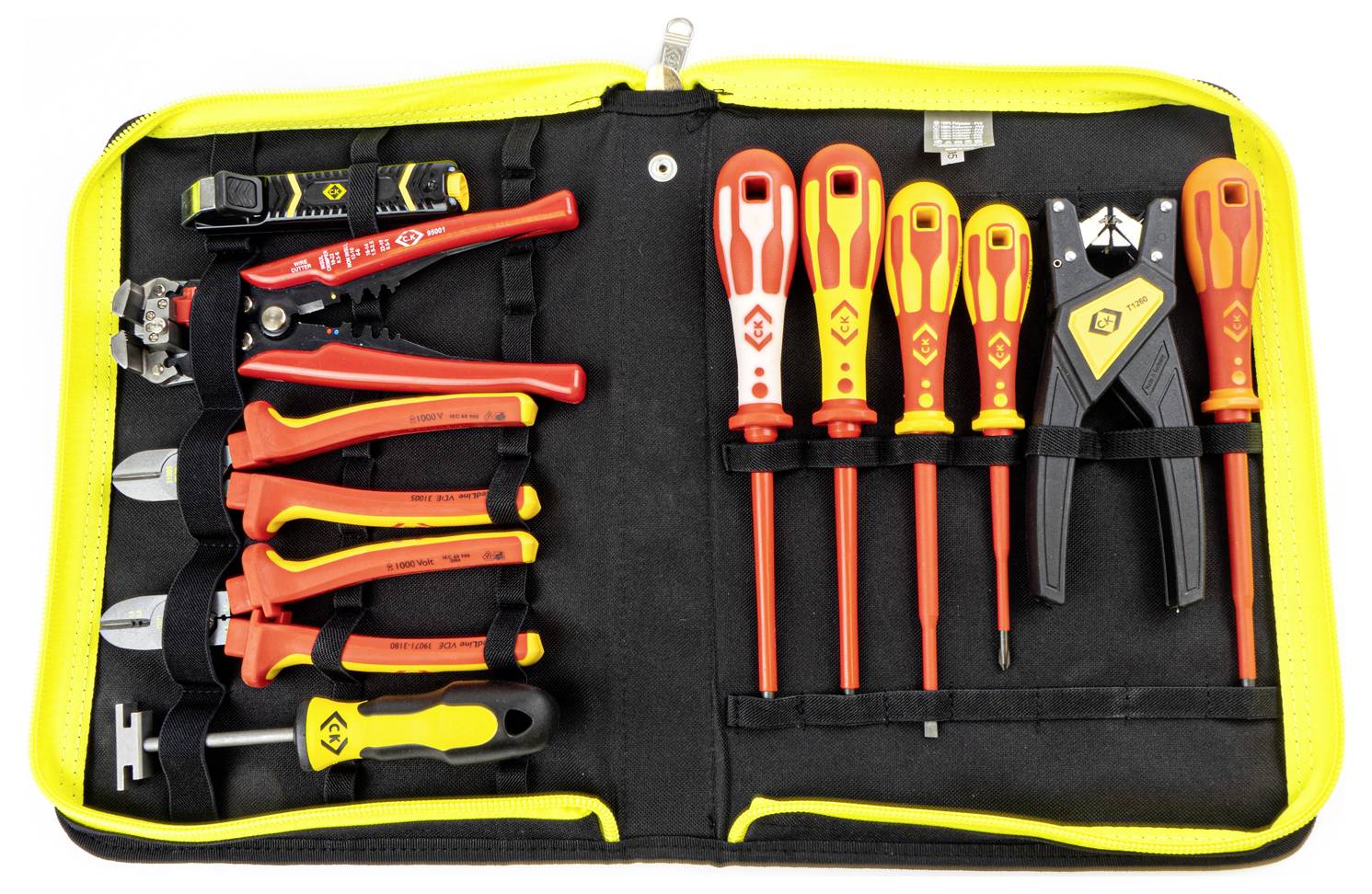 Ein schwarz-gelbes Werkzeugset, das verschiedene isolierte Werkzeuge enthält, darunter Schraubendreher, Zangen und einen Abisolierer, die ordentlich und übersichtlich angeordnet sind.