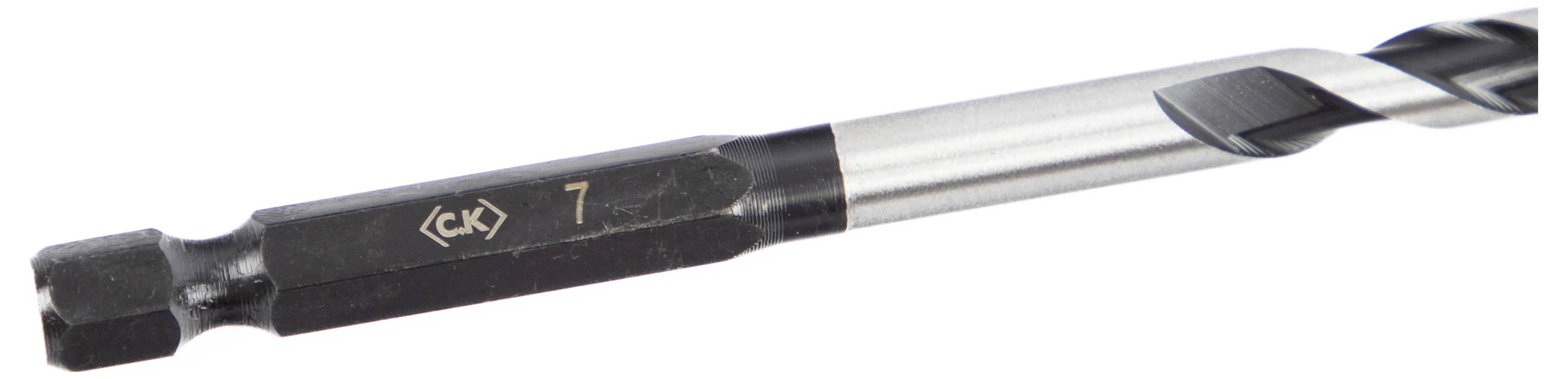 Eine Nahaufnahme eines schwarzen und silbernen Metallbohrers mit einer sechseckigen Basis und einer spiralförmigen Schneidkante. Die Nummer '7' ist auf dem Bohrer gedruckt.