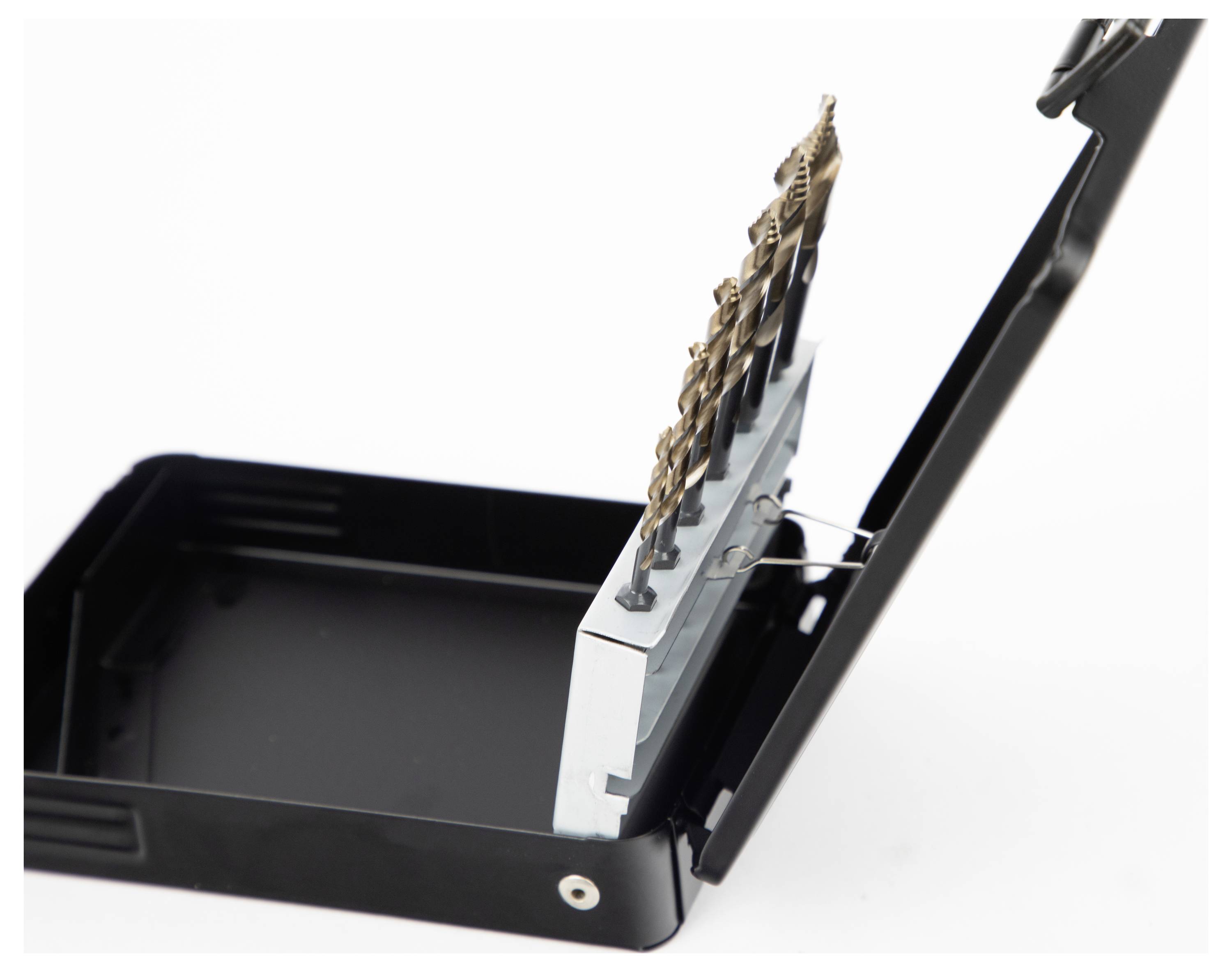 Ein schwarzer Koffer ist geöffnet und zeigt einen Satz Bohrer in verschiedenen Größen, ordentlich angeordnet. Der Koffer und die Bohrer werden stehend präsentiert.