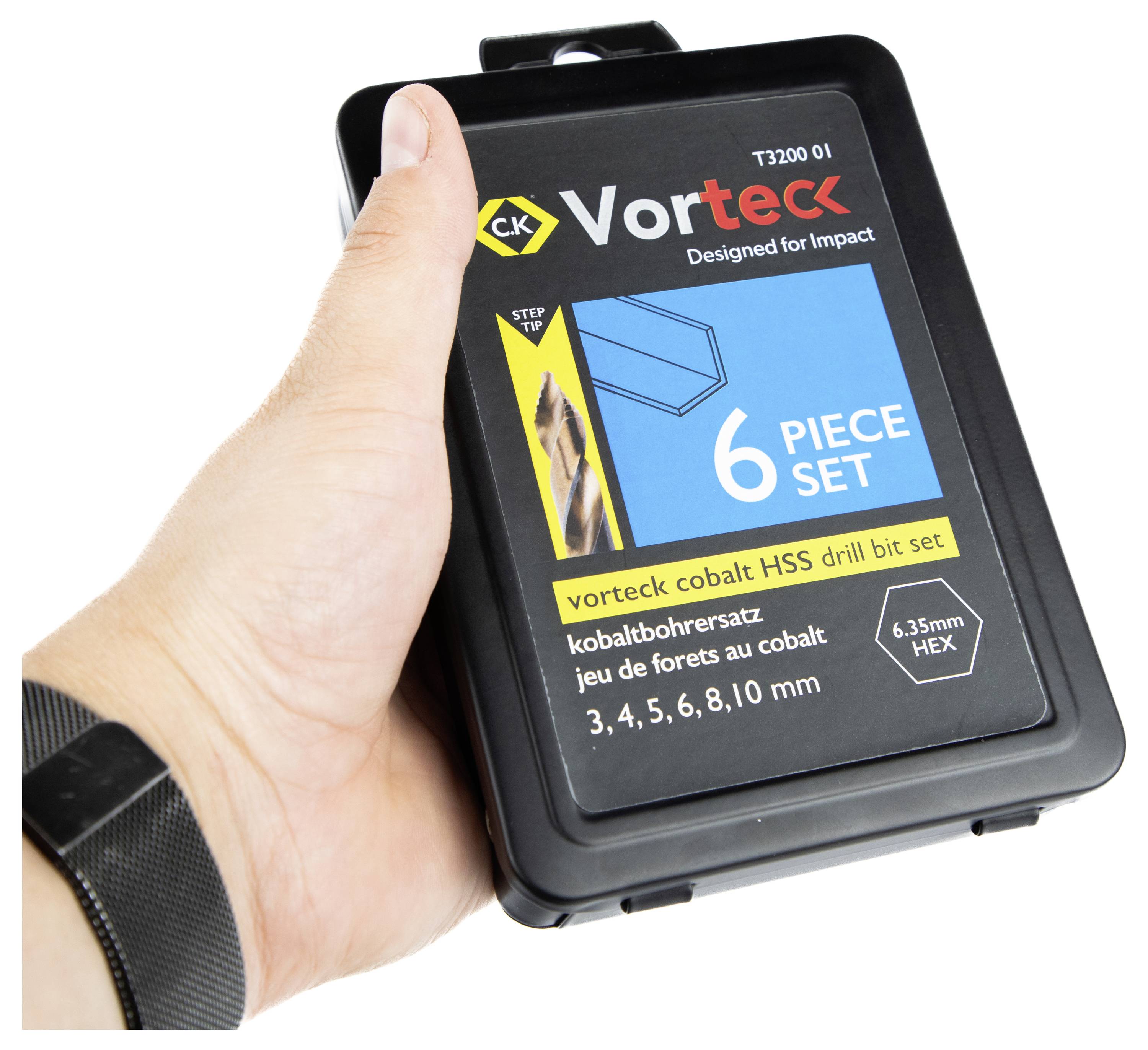 Eine Hand hält eine schwarze Box mit der Beschriftung 'Vorteck 6-teiliges Set', das Kobalt-HSS-Bohrer in den Größen 3, 4, 5, 6, 8, 10 mm enthält.