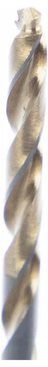 Eine Nahaufnahme eines metallischen Bohrers mit einer Spiralstruktur, vertikal aufgenommen und mit Blick auf seine strukturierte Oberfläche und reflektierende Eigenschaften.