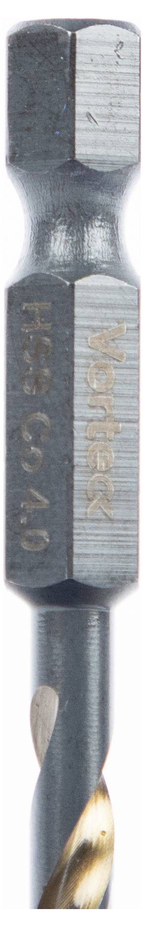 Eine Nahaufnahme eines Sechskant-Bohrers mit gravierten Markierungen zur Angabe von Größe und Marke, die den Metallkörper und die Schneidkante zeigt.