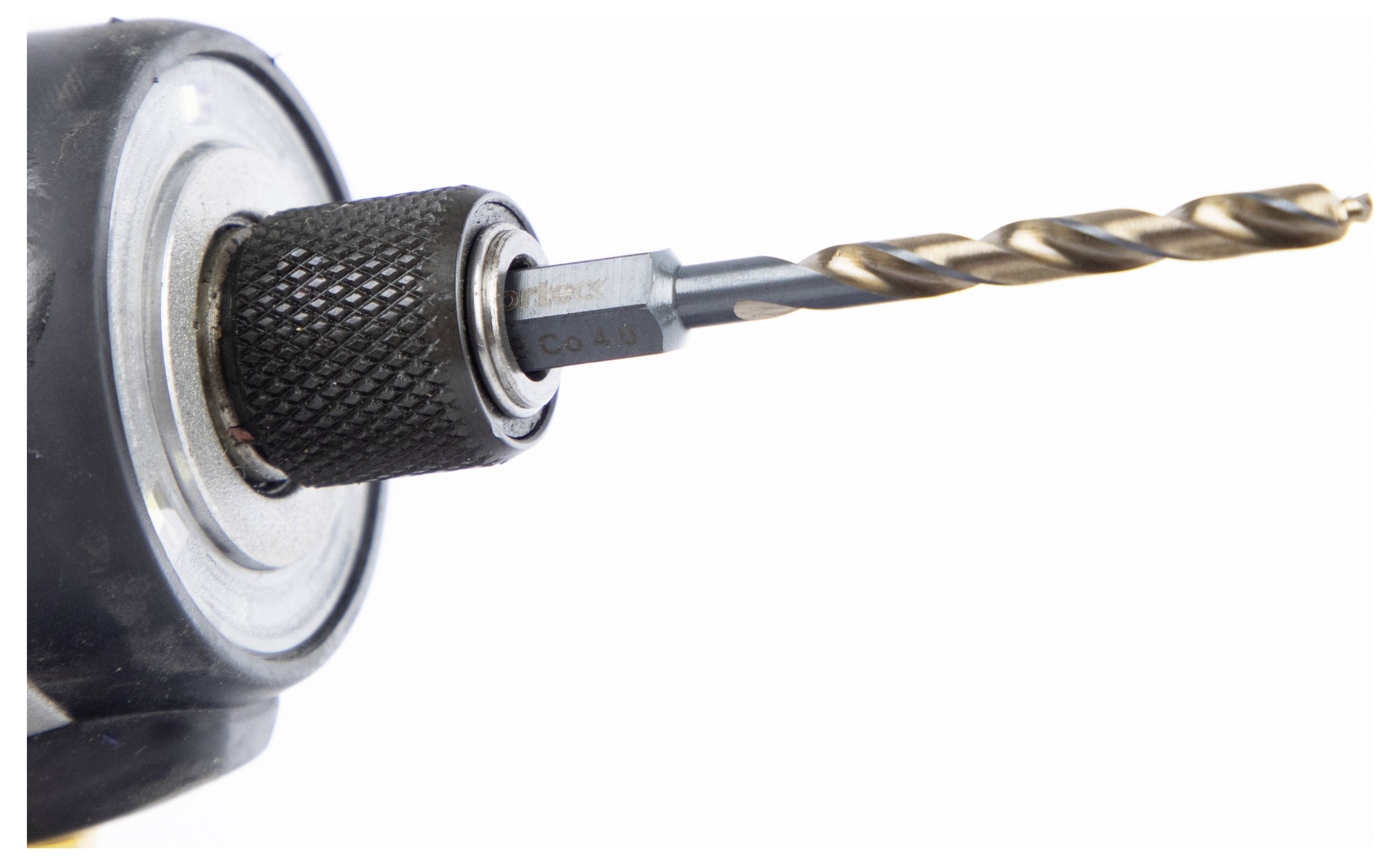 Eine Nahaufnahme einer Bohrmaschine mit einem Metallbohrer, die den Bohrfutter und einen Teil des Griffes zeigt.