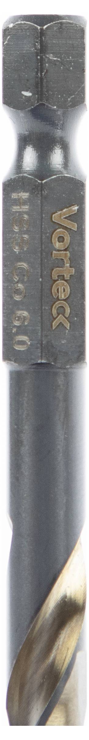 Ein Nahaufnahmebild eines dunklen Metallbohrers mit eingraviertem Text 'Vortex' und '0,5 x 20'. Die Spitze weist ein Spiralmuster auf.