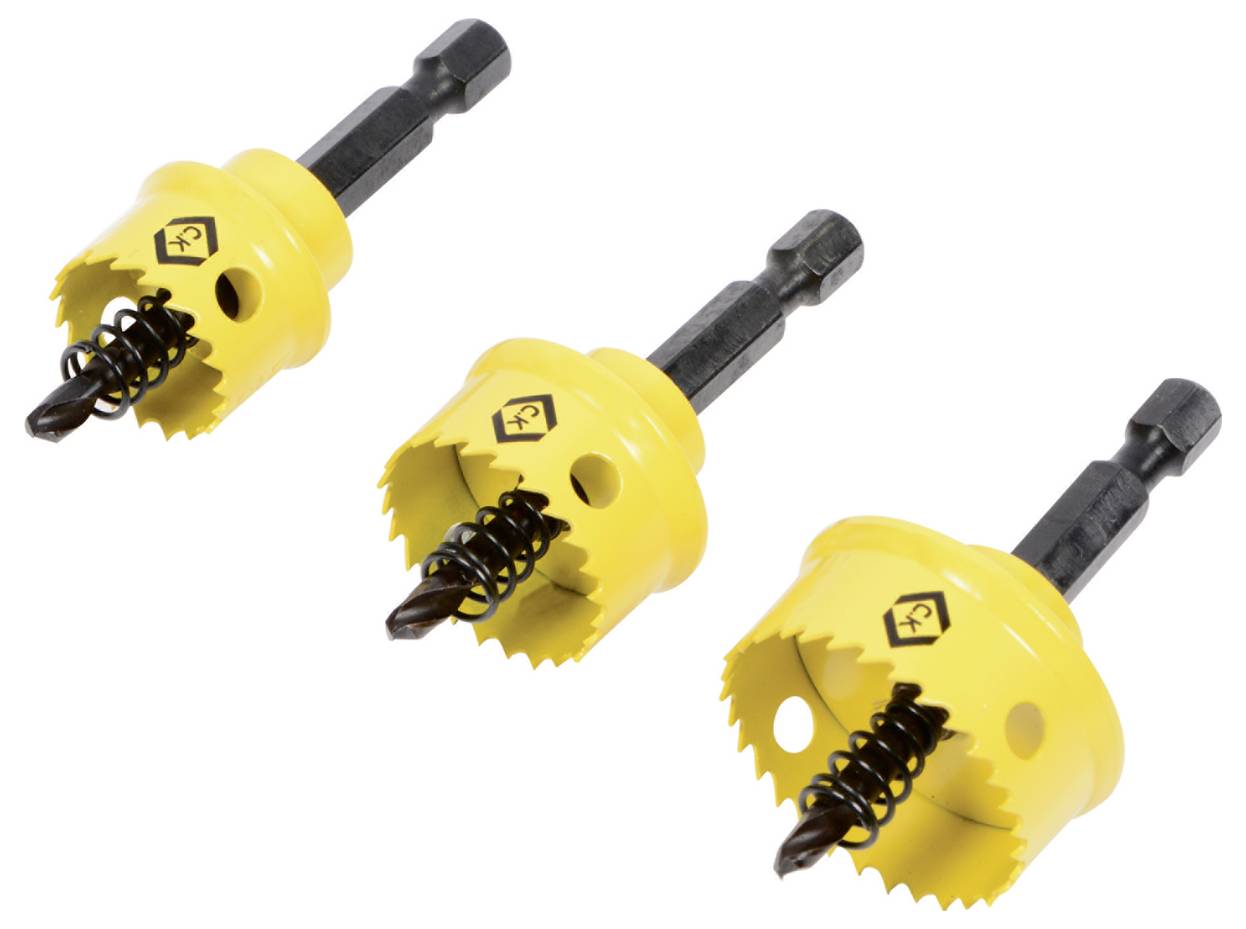 Drei gelbe Lochsägen mit gezackten Kanten und schwarzen Spiralbohrern sind diagonal auf einem weißen Hintergrund angeordnet.