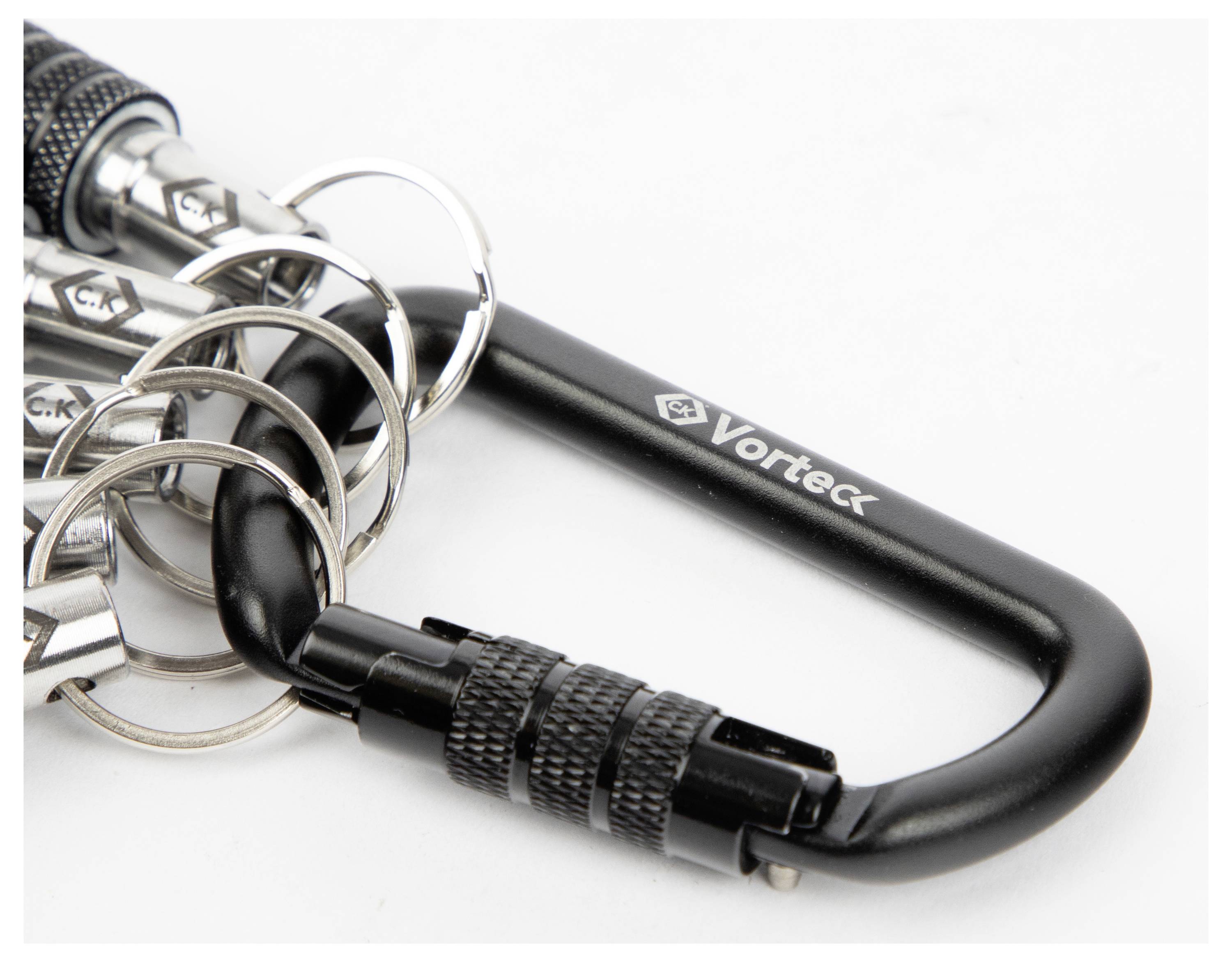 Ein schwarzer Karabiner mit dem Markennamen 'Vorteck', der an mehreren Metallschlüsselringen auf einem weißen Hintergrund befestigt ist.