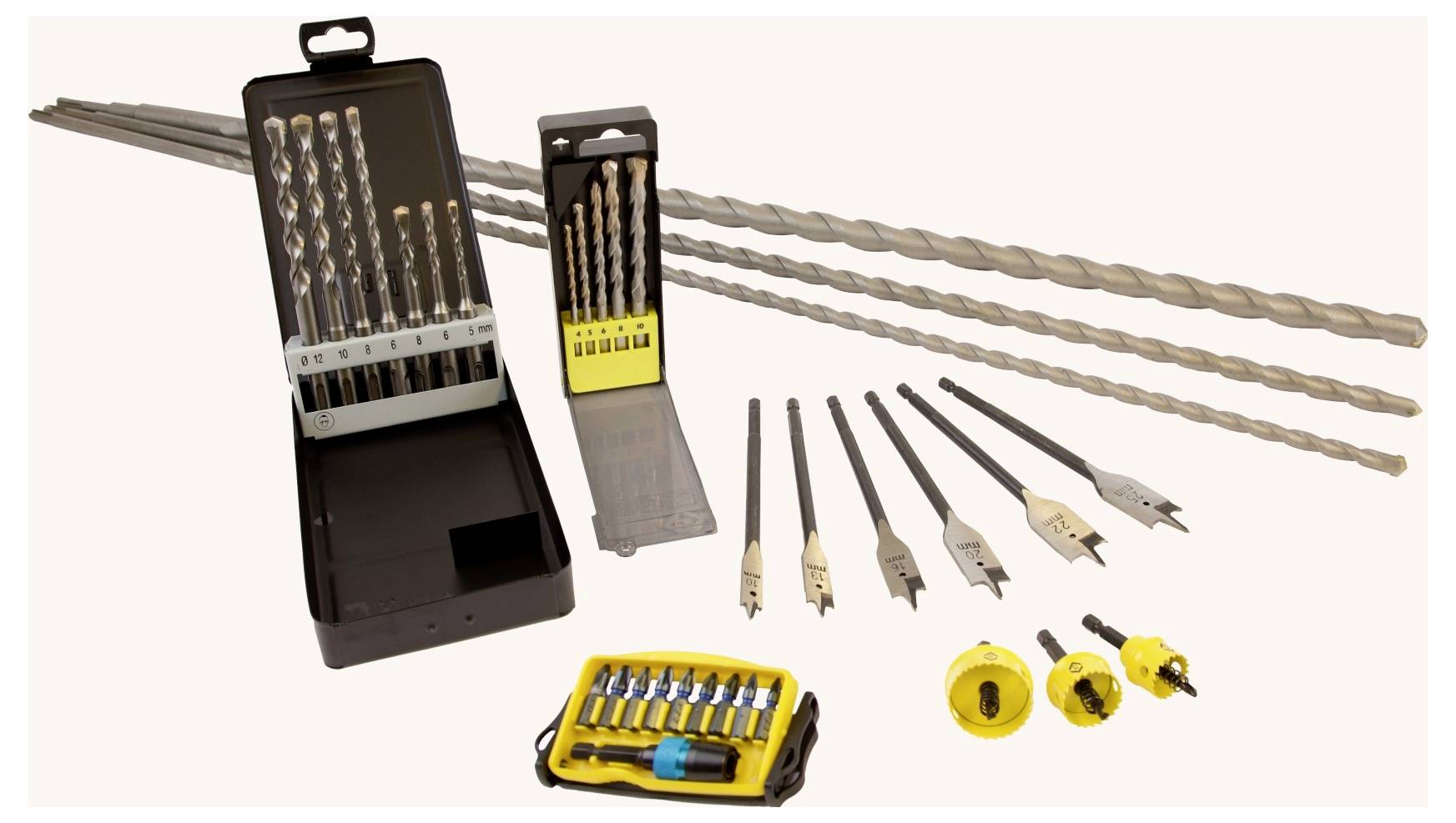 Eine Sammlung verschiedener Bohrerbits und Zubehör, die auf einer Oberfläche ausgelegt sind, darunter Metall-, Mauerwerk- und Holzbohrer, neben einem Bohrerbits-Aufbewahrungskoffer.
