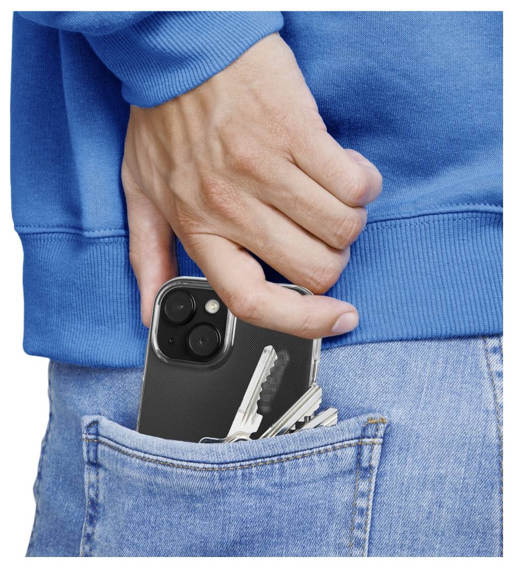 Eine Hand einer Person, die ein Smartphone und Schlüssel in die Gesäßtasche einer blauen Jeans steckt. Die Person trägt einen blauen Pullover.