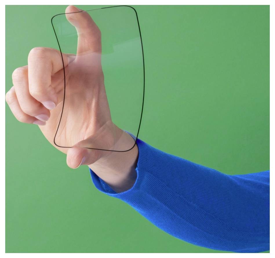 Eine Person mit einem blauen Ärmel hält einen unsichtbaren oder transparenten Smartphone-Bildschirm vor einem grünen Hintergrund und simuliert eine Berührungsgeste.