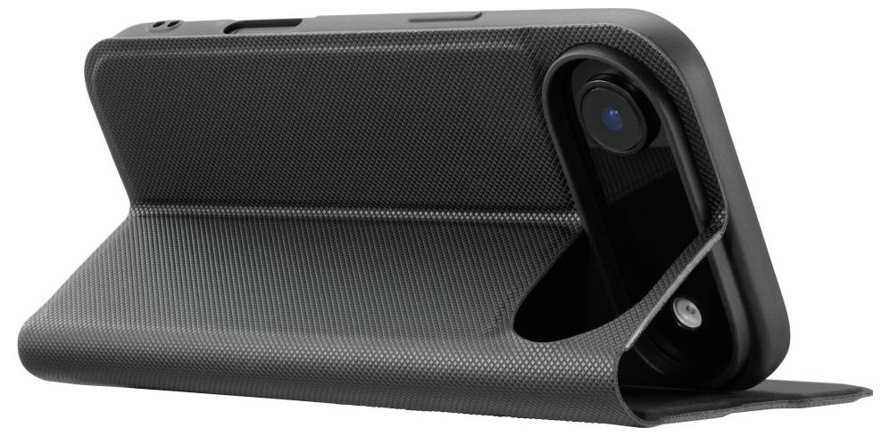 Eine schwarze strukturierte Handyhülle mit integriertem Ständer, die ein Telefon in einem Winkel abstützt und so eine freihändige Betrachtung ermöglicht.